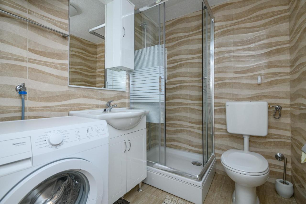 Apartment Mario - Veliki Stan Za Odmor - Terasa- Vrt - Bazen - Pogled More, Izoliran Orašac Kültér fotó